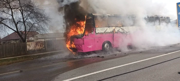 ---------Un-autocar-a-luat-foc-n-mers-n-apropierea-unei-staii-GPL-Pasagerii-s-au-autoevacuat