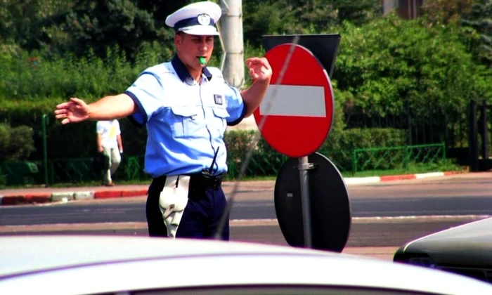 ---------Un-autotren-care-transporta-ciment-a-luat-foc-n-mers-pe-un-drum-n-Ialomia