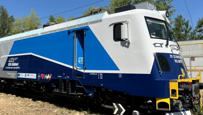---------Un-autoturism-a-fost-lovit-de-tren-n-judeul-Neam-Mai-multe-persoane-au-fost-transportate-la-spital