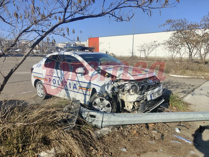---------Un-curs-pentru-conducere-defensiv-s-a-ncheiat-prost-Poliitii-i-au-distrus-maina-ntr-un-stlp-