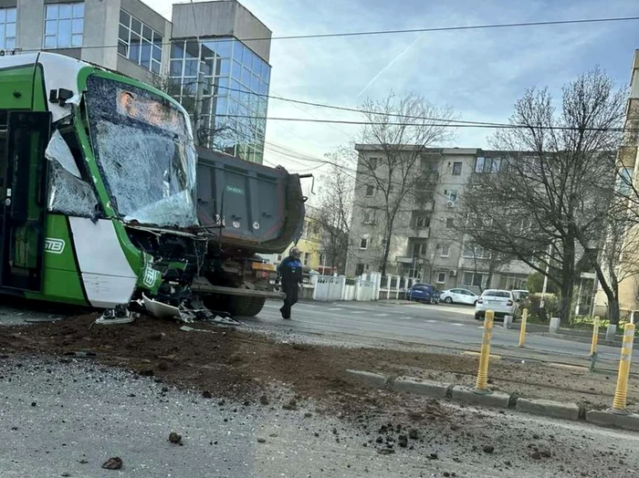 ---------Accident-grav-n-Capital-Un-brbat-a-fost-rnit-dup-ce-o-autobasculant-a-intrat-ntr-un-tramvai-