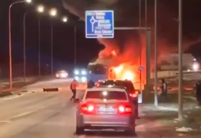 ---------Accident-grav-n-Sibiu-Un-autobuz-i-un-autoturism-au-luat-foc-n-urma-coliziunii-pe-o-osea-principal