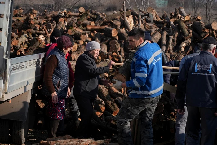 ---------Ajutor-pentru-sinistraii-din-Galai-Arhiepiscopia-Dunrii-de-Jos-distribuie-lemne-de-foc-pentru-400-de-familii