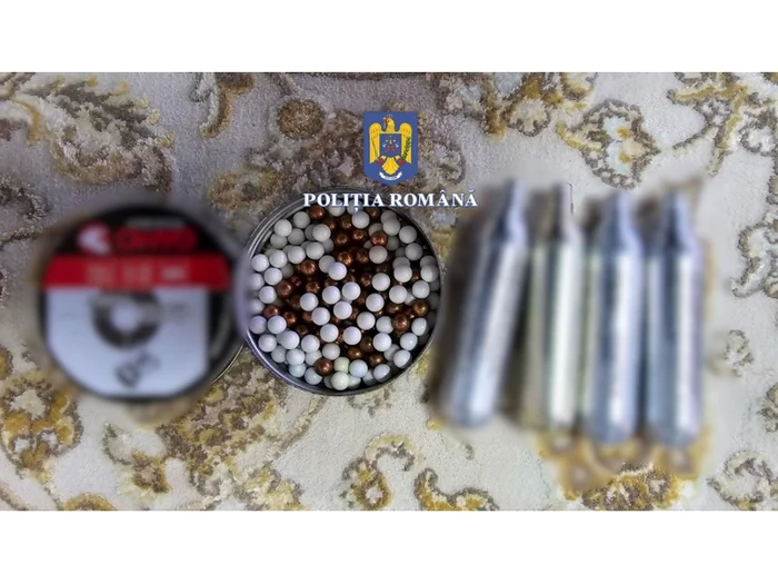 ---------Arme-i-muniii-deinute-ilegal-de-un-grup-de-persoane-Ce-au-gsi-poliitii-la-percheziii-VIDEO