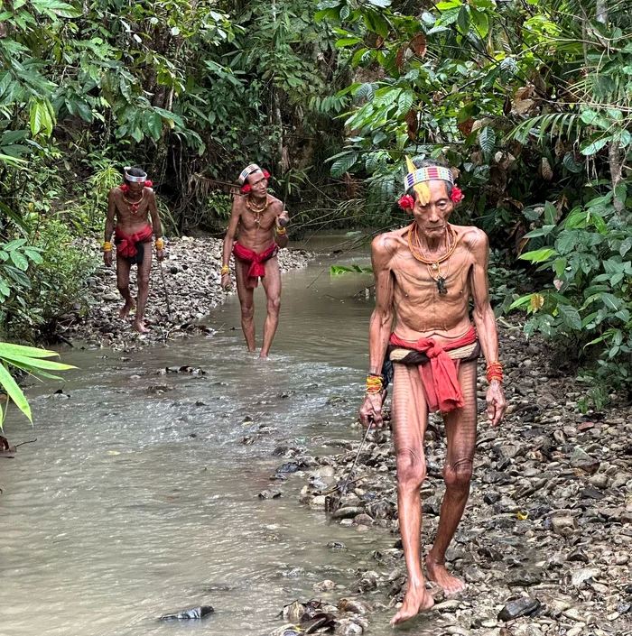 ---------Aventurile-unor-romni-alturi-de-oamenii-junglei-din-triburile-Mentawai-Am-cutat-i-mncat-viermi