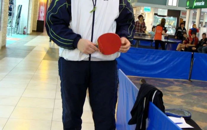 ---------Blaturi-i-la-ping-pong-Patru-juctori-de-tenis-de-mas-prini-cu-combinaii