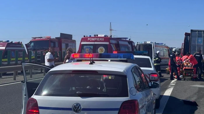 Breaking----------Carambol-cu-cinci-maini-pe-Autostrada-A2-14-persoane-implicate-i-5-victime-Traficul-este-restricionat-
