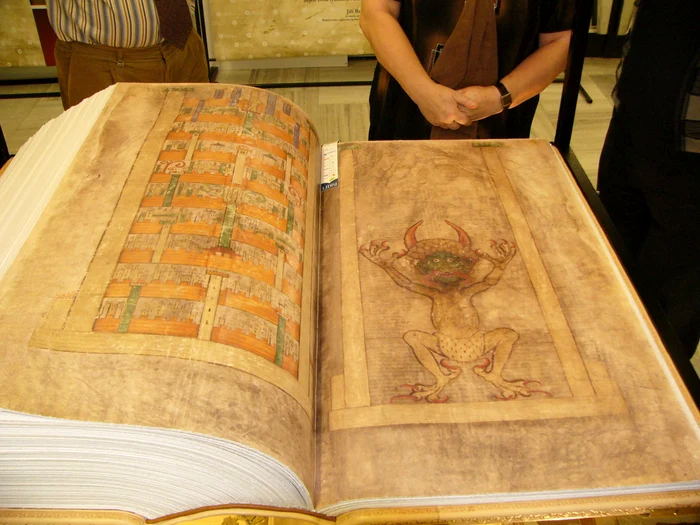 ---------Ce-este-Biblia-Diavolului-cea-mai-misterioas-carte-din-lume-Au-fost-sacrificate-160-de-animale-pentru-realizarea-ei