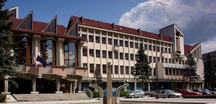 ---------Consiliul-Judeean-Bistria-Nsud-a-fost-amendat-de-poliie-dup-ce-un-ofer-a-intrat-cu-maina-n-an-din-cauza-poleiului-de-pe-drum