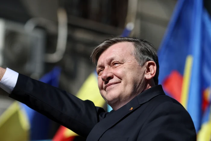 ---------Crin-Antonescu-i-a-depus-candidatura-la-prezideniale-n-huidulieli-Doar-eu-l-pot-nvinge-pe-Clin-Georgescu