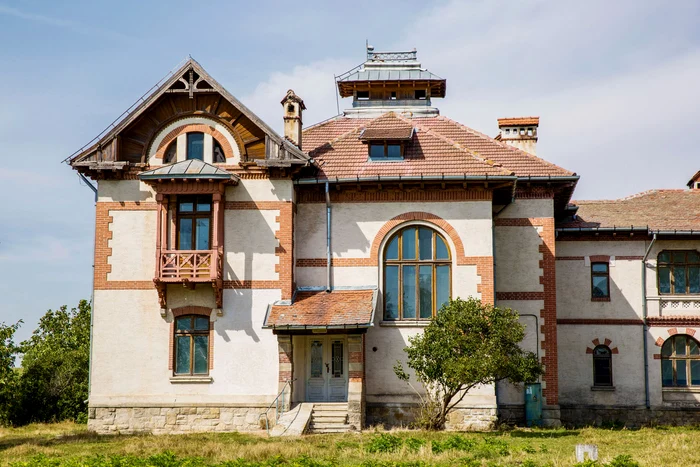 ---------Ct-a-ajuns-s-coste-un-superb-conac-boieresc-din-nordul-Moldovei-Preul-de-pornire-este-mai-mic-dect-al-unui-apartament-de-la-marginea-Clujului