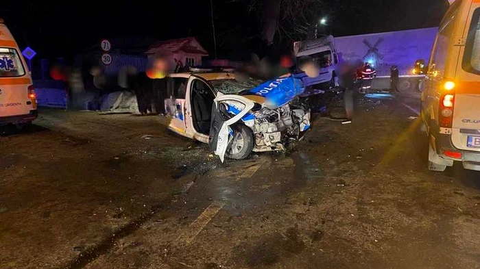 ---------Doi-poliiti-de-40-i-22-de-ani-rnii-grav-ntr-un-accident-dup-ce-autospeciala-MAI-s-a-izbit-de-un-TIR