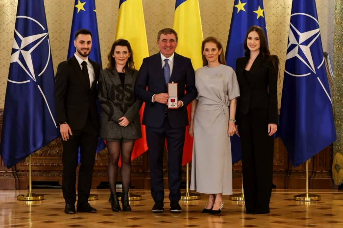 ---------Familia-Hagi-apariie-impecabil-la-decorarea-lui-Gic-Hagi-Ce-inute-au-ales-Simona-Halep-i-Nadia-Comneci