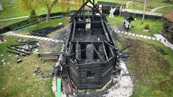 Foto----------Biserica-de-lemn-din-Topla-veche-de-aproape-300-de-ani-a-fost-fcut-scrum-n-urma-unui-incendiu