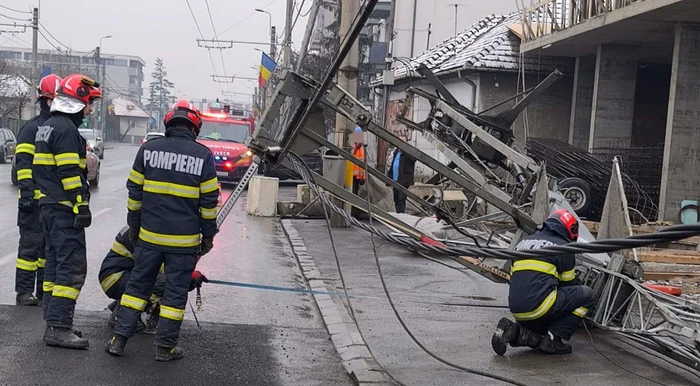 Foto----------O-macara-s-a-prbuit-pe-o-strad-din-Cluj-Din-fericire-nu-sunt-victime