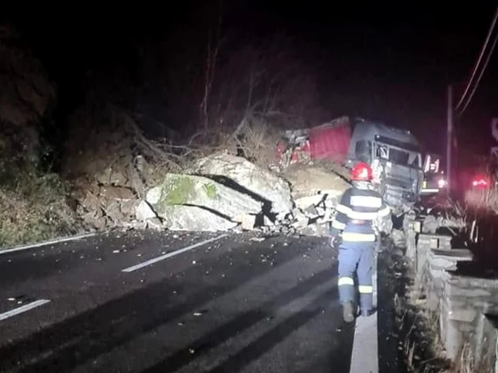 Foto----------Un-camion-a-fost-lovit-de-mai-muli-bolovani-prbuii-pe-Valea-Oltului-Dou-pesroane-rnite
