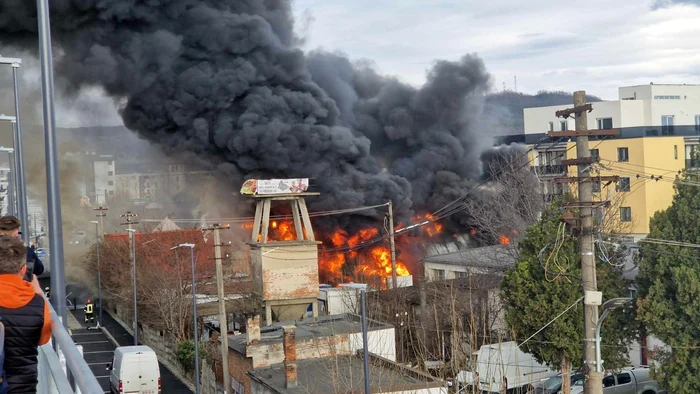 Foto----------Zeci-de-persoane-evacuate-la-Sibiu-n-urma-unui-incendiu-la-o-vopsitorie-auto-Mai-multe-maini-mistuite-de-flcri