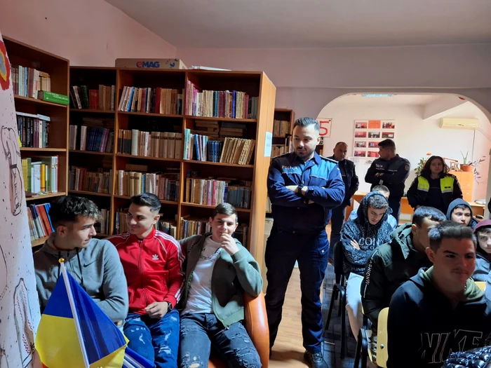 ---------Hoii-i-varditii-n-comuna-doljean-Clrai-Un-primar-alearg-cu-poliia-chiulangii-i-ceart-public-profesorii