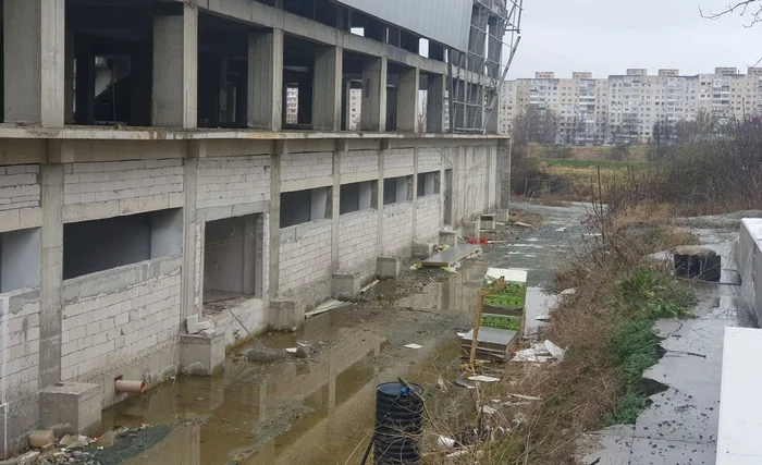 ---------Imagini-ca-dup-rzboi-la-malul-mrii-Sala-Sporturilor-din-Constana-o-ruin-npdit-de-buruieni