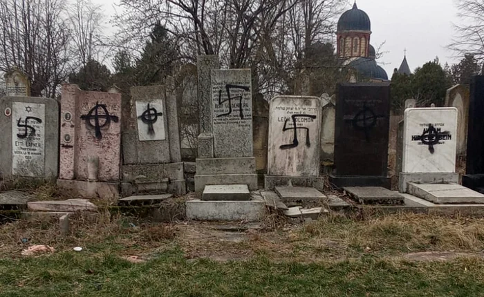 ---------Imagini-cu-cimitirul-evreiesc-din-Bacu-vandalizat-de-un-tnr-simboluri-naziste-pe-monumente