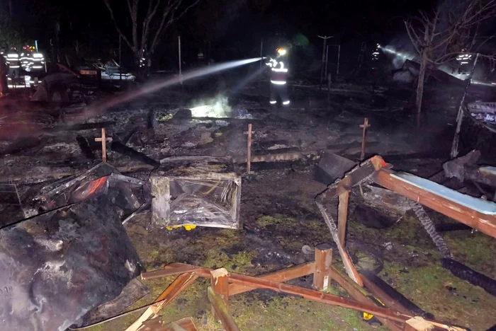 ---------Incendiu-de-proporii-la-o-pensiune-turistic-din-Delta-Dunrii-Pompierii-au-intervenit-cu-trei-ambarcaiuni-speciale-De-la-ce-a-pornit-focul
