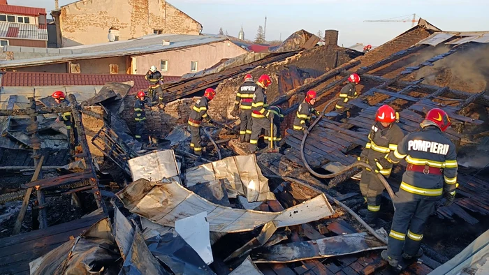 ---------Incendiu-de-proporii-n-Tecuci-Dou-gospodrii-i-apte-spaii-comerciale-au-fost-afectate