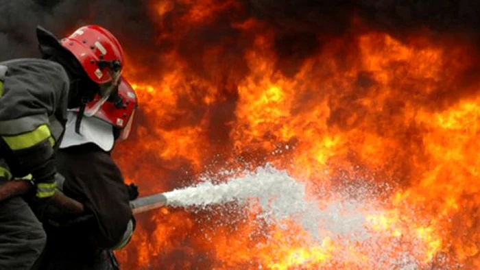 ---------Incendiu-izbucnit-n-chilia-unui-schit-din-Vrancea-Pompierii-lucreaz-la-stingerea-focului