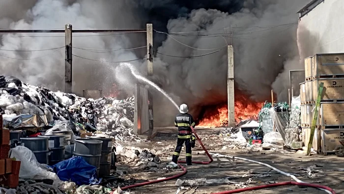 ---------Incendiu-violent-la-o-hal-unde-sunt-depozitate-deeuri-de-carton-i-hrtie-Patru-pompieri-au-leinat-VIDEO