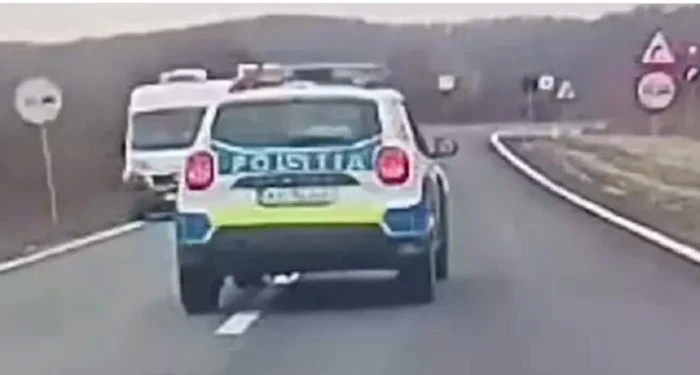---------Momentul-n-care-o-main-de-Poliie-face-o-depire-periculoas-cu-o-vitez-de-dou-ori-mai-mare-dect-cea-legal-VIDEO