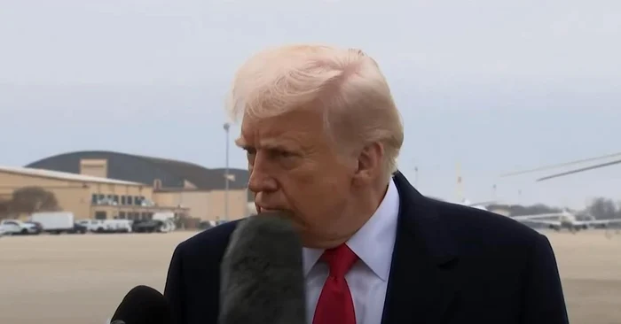 ---------Momentul-n-care-un-jurnalist-l-lovete-n-fa-pe-Donald-Trump-cu-un-microfon-Reacia-preedintelui-american