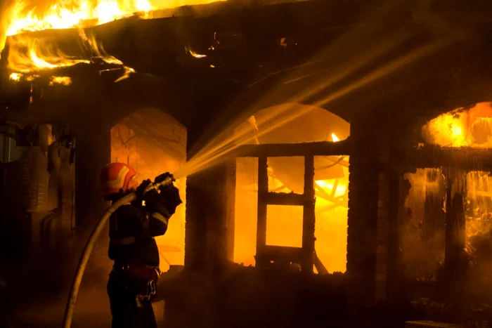 ---------O-btrn-a-murit-carbonizat-n-casa-cuprins-de-flcri-Al-cincilea-incendiu-mortal-din-Galai-n-mai-puin-de-dou-luni