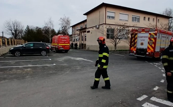 ---------Peste-270-de-elevi-i-profesori-evacuai-dintr-o-coal-din-cauza-unor-produse-de-curenie