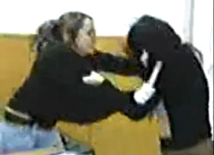 ---------Poliitii-au-identificat-dou-eleve-de-13-ani-care-se-laud-pe-reelele-de-socializare-c-i-bat-colegele-mai-mici-