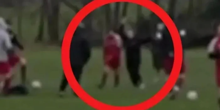 ---------Scene-incredibile-pe-terenul-de-fotbal-Un-juctor-luat-la-btaie-de-nevasta-nelat