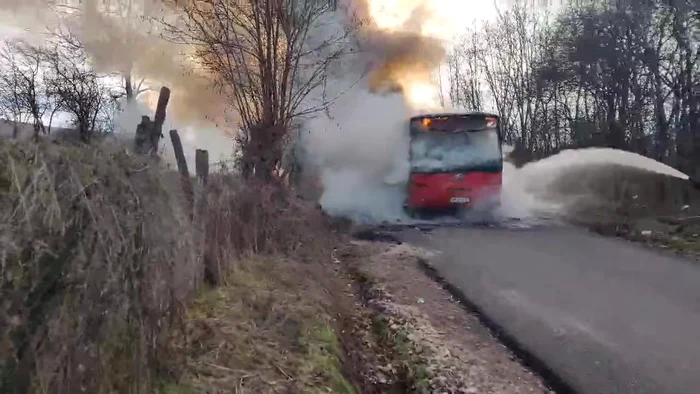 ---------Un-autobuz-a-luat-foc-n-timpul-unei-curse-ntre-Alba-Iulia-i-o-comun-nvecinat-oferul-i-cei-doi-pasageri-s-au-salvat-din-flcri