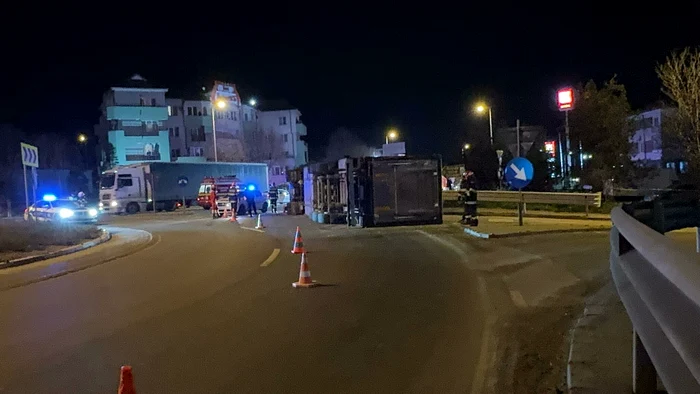---------Un-autotren-ncrcat-cu-porci-s-a-rsturnat-pe-A4-la-ieirea-din-localitatea-Ovidiu-oferul-a-fost-rnit-grav