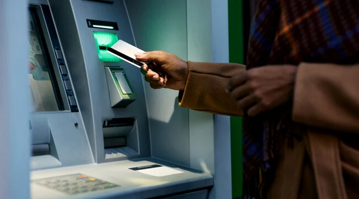 ---------Un-brbat-din-Maramure-a-gsit-7200-de-euro-ntr-un-bancomat-i-a-plecat-cu-banii