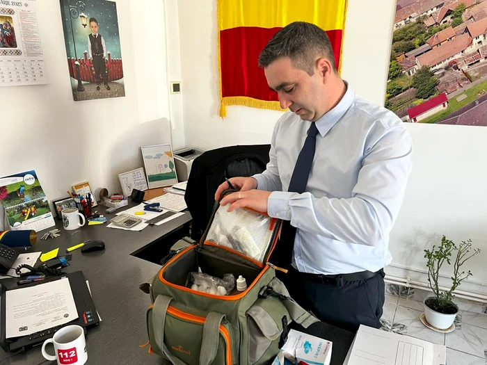 ---------Un-edil-din-Sibiu-ofer-ngrijiri-medicale-locuitorilor-din-comun-Primarul-ne-pune-perfuzii-ne-face-injecii-i-ne-panseaz