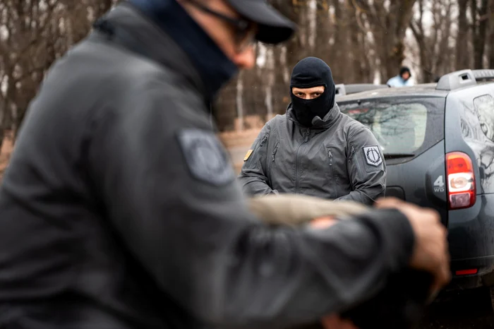 ---------Un-jandarm-lua-pgi-de-la-administratorii-slilor-de-jocuri-pentru-a-le-spune-cnd-veneau-controale