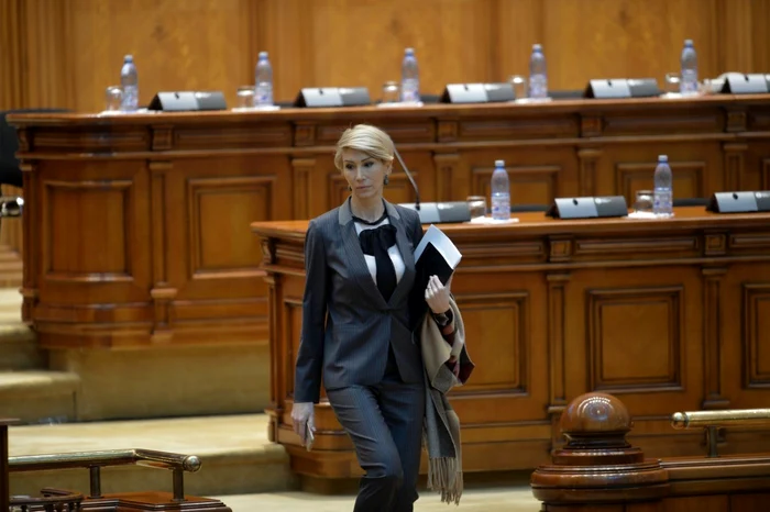 ---------Un-nou-circ-n-Parlament-cu-replici-acide-din-AUR-POT-i-SOS-Cine-sunt-doamnele-care-au-dat-tonul