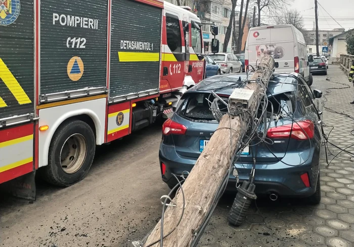 ---------Un-stlp-de-telecomunicaii-s-a-prbuit-peste-o-main-parcat-la-Iai