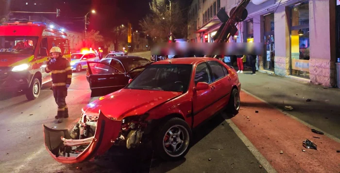 Video----------Accident-spectaculos-n-Cluj-Napoca-dou-maini-s-au-ciocnit-violent-iar-una-a-rupt-un-stlp