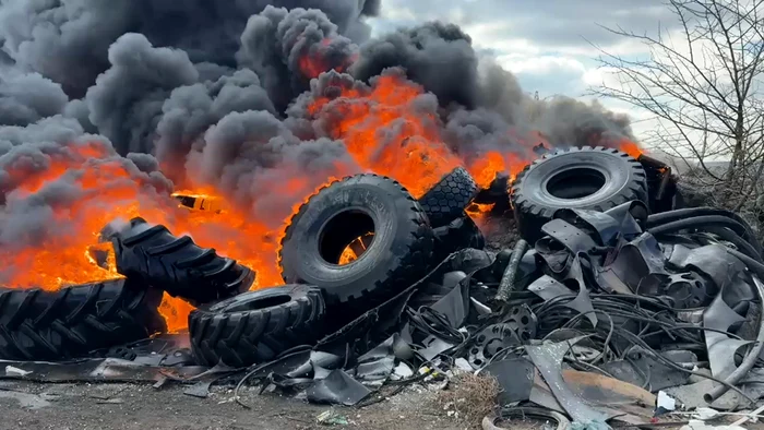 Video----------Alert-n-Tulcea-dup-ce-un-depozit-de-anvelope-uzate-a-luat-foc-Mesaje-RO-Alert-din-cauza-degajrilor-mari-de-fum