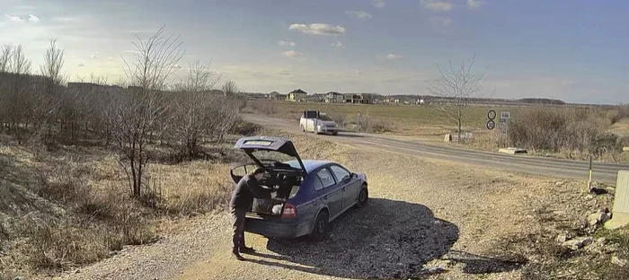 Video----------Amenda-usturtoare-primit-de-un-brbat-care-a-abandonat-o-pisic-pe-marginea-unui-drum-Numai-aa-i-potolim