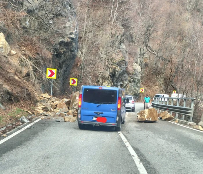 Video----------Circulaie-ngreunat-pe-DN-66-Cad-pietre-de-pe-versani-pe-Defileul-Jiului-Alpinitii-utilitari-au-nceput-intervenia