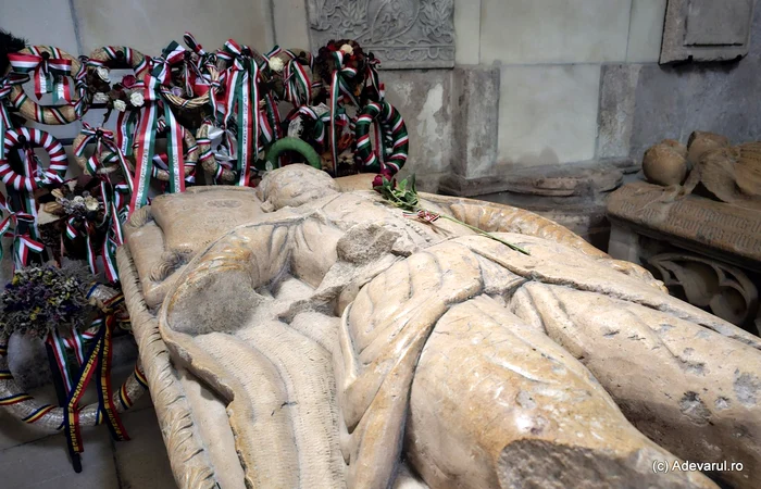 Video----------Cum-arat-mormntul-lui-Ioan-de-Hunedoara-Maghiarii-l-au-mpodobit-cu-jerbe-n-culorile-drapelului-Ungariei---