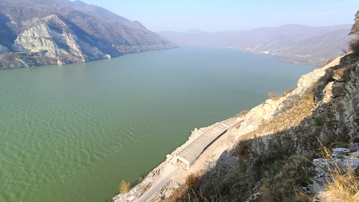 Video----------Cum-arat-polata-construit-n-Clisura-Dunrii-oseaua-spectaculoas-din-Porile-de-Fier-protejat-de-cderi-de-stnci