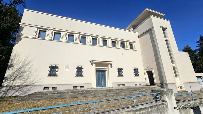 Video----------Cum-glumea-magnatul-comunist-Petru-Groza-artndu-i-palatul-de-lux-romnilor-sraci-Eram-teatralist-fr-pereche---