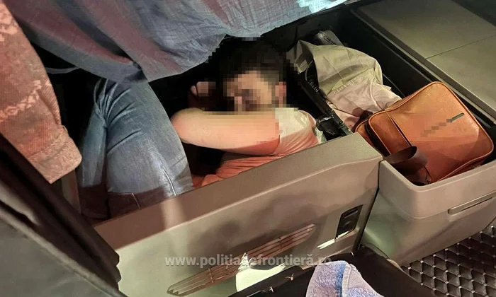 Video----------Descoperire-fcut-de-poliitii-de-frontier-n-dou-autotrenuri