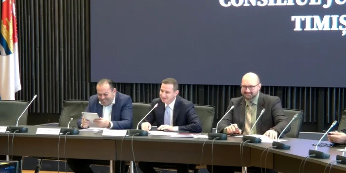 Video----------Doi-consilieri-judeeni-s-au-jignit-n-timpul-unei-edine-Ct-eti-tu-de-detept-